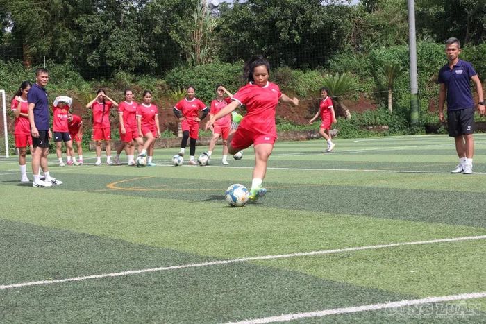 Mỗi tuần hai buổi, họ lại cùng nhau ra sân, tiếp tục nuôi dưỡng giấc mơ được thi đấu trong môi trường chuyên nghiệp