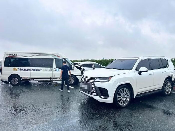 Cảnh báo nguy hiểm khi lưu thông trong mưa lớn. Ảnh minh hoạ: Cục CSGT.