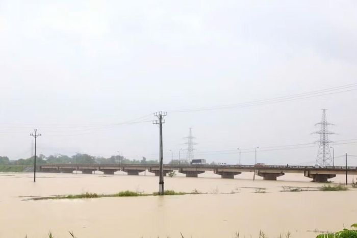 Cầu Đế trên sông Bôi thuộc địa bàn xã Gia Hưng và xã Gia Tường trong thời điểm này nước lũ đang dâng cao. Ảnh: Minh Đường