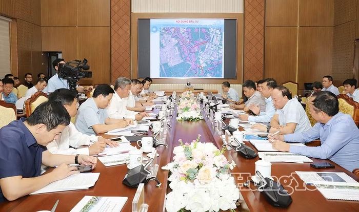 Quang cảnh buổi làm việc. Ảnh: Báo Hưng Yên