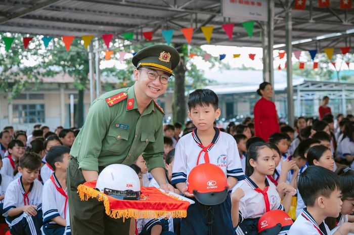 Học sinh hào hứng tham gia giao lưu, trả lời câu hỏi và nhận quà tại buổi tuyên truyền (Ảnh: H.Đ).