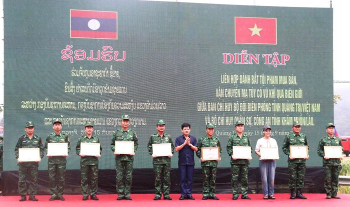 Ông Lê Văn Bảo, Phó Chủ tịch UBND tỉnh Quảng Trị, trao Bằng khen của UBND tỉnh cho các tập thể, cá nhân. (Ảnh: Đình Tiến)