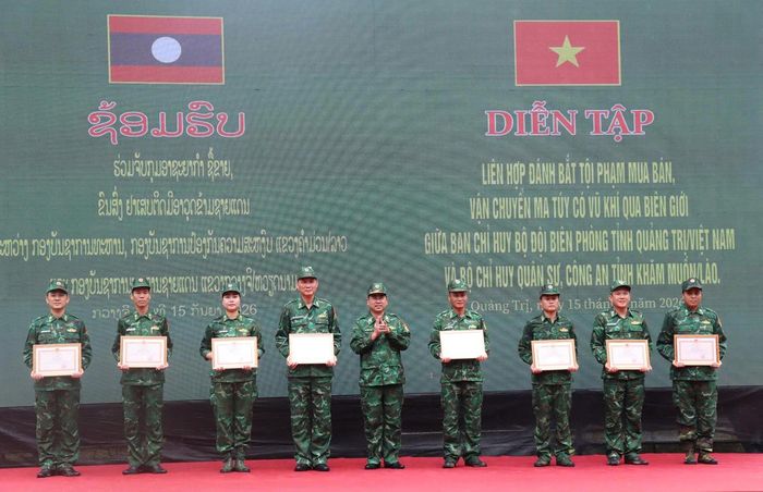 Thiếu tướng Võ Tiến Nghị trao Bằng khen của Bộ Tư lệnh Bộ đội Biên cho các tập thể, cá nhân. (Ảnh: Đình Tiến)