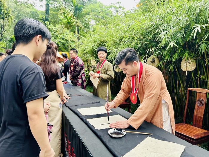 Thay vì chỉ trưng bày tác phẩm hoàn chỉnh, “Nét chữ an nhiên” tạo điều kiện để người xem theo dõi trực tiếp quá trình hành bút (Ảnh: Thùy Dương).