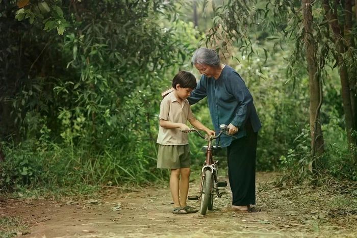 Tình thân gia đình trong phim được vun đắp từ những khoảnh khắc bình dị của tuổi thơ.