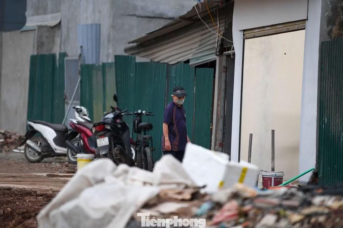 Một khoảng đất nhỏ được quây tôn nằm giữa hai khu nhà đã xây dựng, tạo thành khoảng trống hẹp sát tuyến đường mới.