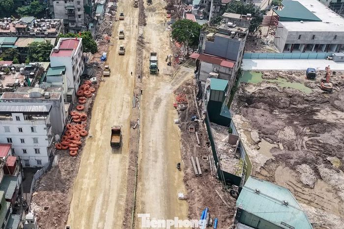  Trên phần mặt bằng đã được bàn giao, máy móc, phương tiện được huy động thi công đồng loạt, hình hài Vành đai 2,5 dần hiện rõ. Đến ngày 10/9, toàn bộ 101.896 m² mặt bằng của ba đoạn Dịch Vọng - Dương Đình Nghệ, Vũ Phạm Hàm - Trần Duy Hưng và Ngụy Như Kon Tum - Nguyễn Trãi đã được bàn giao 