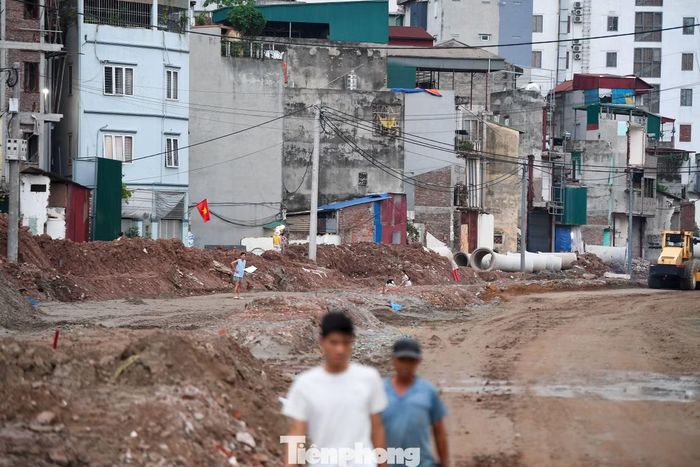 Tình trạng nhà, đất có hình dáng méo mó cũng xuất hiện trên đoạn Nguyễn Trãi - Đầm Hồng, đoạn đường có chiều dài hơn 1,5 km, dự án thu hồi hơn 60.900 m² đất để mở đường.
