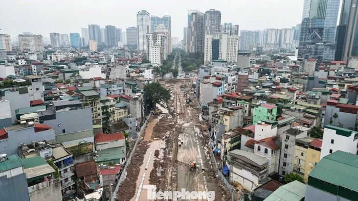 Các đơn vị đang tập trung nhân lực, máy móc, đẩy nhanh thi công các hạng mục còn lại. Riêng đoạn Nguyễn Trãi - Đầm Hồng, khối lượng thi công đầu tháng 9 đạt khoảng 60%, phần nền đường và hệ thống thoát nước mưa cơ bản hoàn tất.