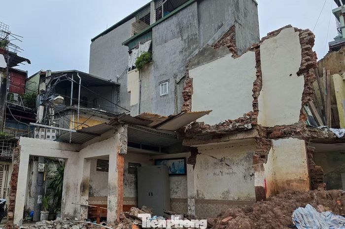 Nhiều công trình bị phá dỡ một phần để phục vụ giải phóng mặt bằng, để lại những mảng tường, nền nhà nham nhở.