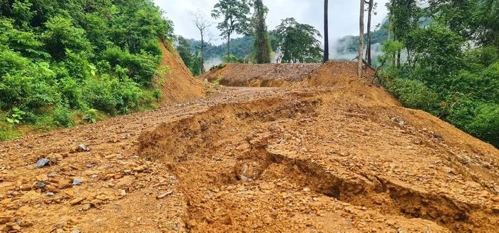 Sạt lở nghiêm trọng trên nhiều tuyến đường.