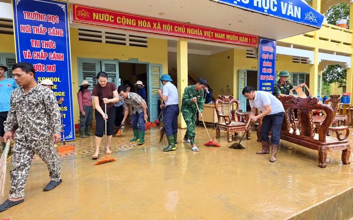 Các lực lượng đang giúp ngành giáo dục khắc phục hậu quả lũ lụt, sớm đón học sinh trở lại trường.