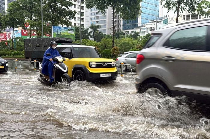 Các phương tiện di chuyển chậm qua đoạn ngập.