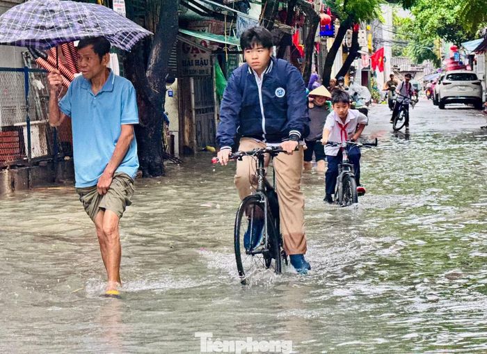 Mưa lớn diễn ra đúng thời điểm người dân bắt đầu ngày làm việc, học sinh đến trường, khiến giao thông tại một số khu vực bị ảnh hưởng.