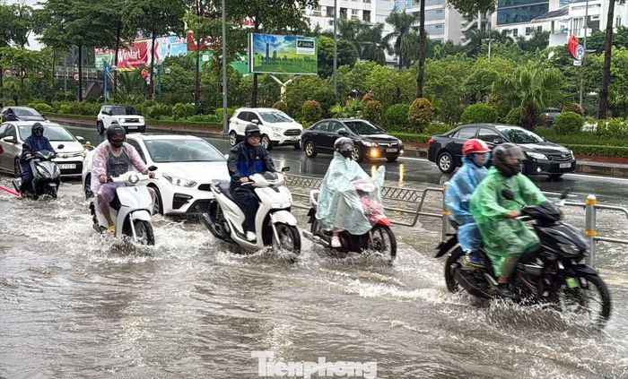 Theo dự báo, Hà Nội tiếp tục có mưa trong ngày 15/9, nguy cơ ngập úng vẫn còn tại các khu vực thấp trũng.