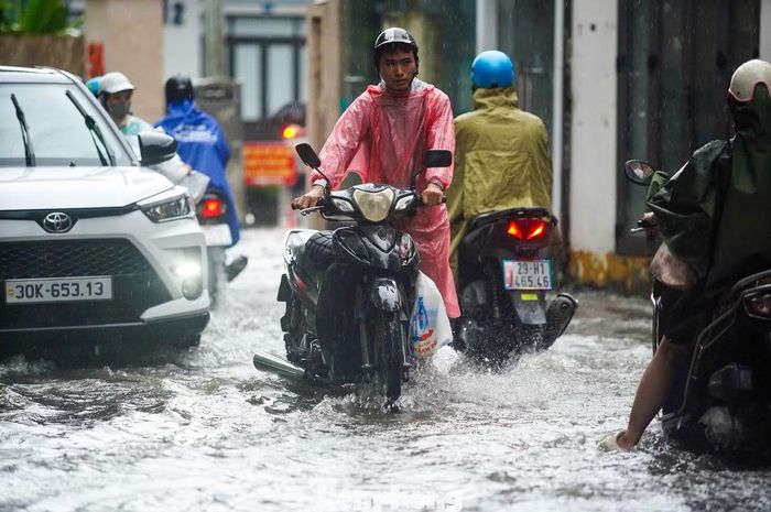 Không chỉ đường Võ Chí Công, phố Triều Khúc cũng xuất hiện nhiều điểm ngập sau một đêm mưa lớn, nước chưa rút hết vào đầu giờ sáng.