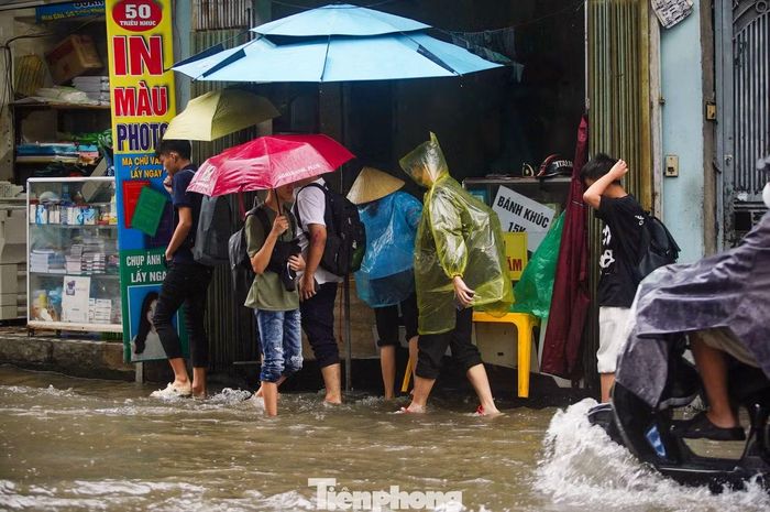 Đây là khu vực tập trung đông dân cư, sinh viên; phương tiện tăng mạnh vào giờ cao điểm, trong khi nước chưa rút hết tại một số đoạn.