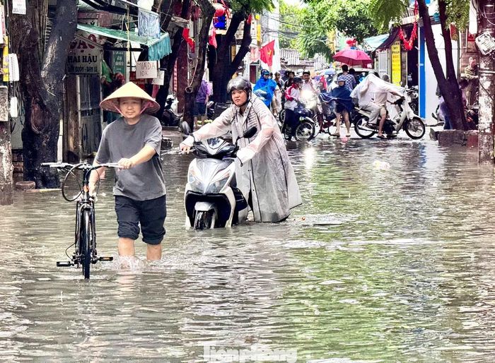 “Tại phố Hoa Bằng, một số đoạn ngập khoảng 30 cm. Người đi xe máy di chuyển chậm, lựa chọn phần đường cao hơn để tránh nước.