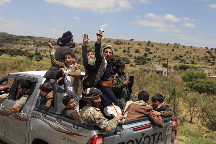 Người dân Yemen ăn mừng khi ngồi trên thùng xe bán tải tại quận Bani Matar, Yemen, ngày 12/9, sau khi Houthi chiếm được thành phố cảng nằm ở phía nam Biển Đỏ. (Ảnh: AP)