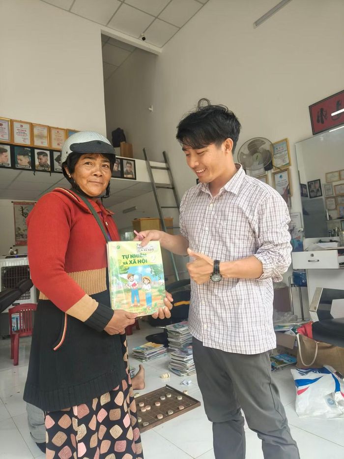 Anh Lê Văn Bình kết nối sách cũ, giúp nhiều phụ huynh giải quyết vấn đề thiếu sách cho con.