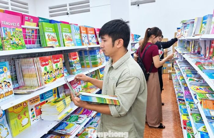 Phụ huynh Đắk Lắk tìm sách cho con.