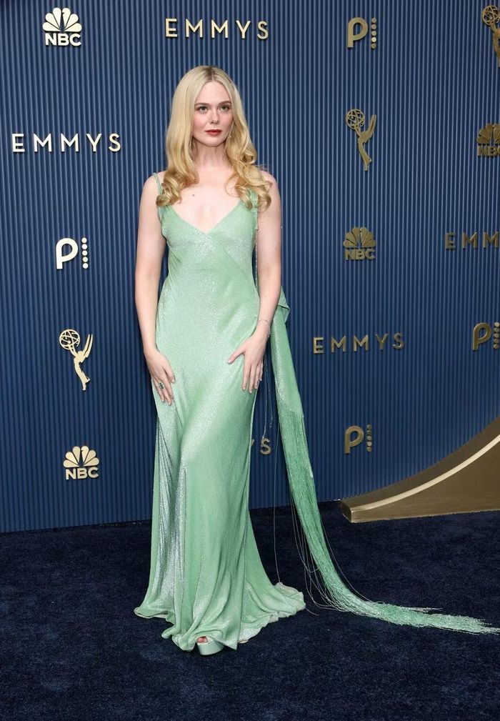 Elle Fanning vừa quyến rũ vừa ngọt ngào trong chiếc váy màu xanh ngọc lam. Ảnh: Getty Images.