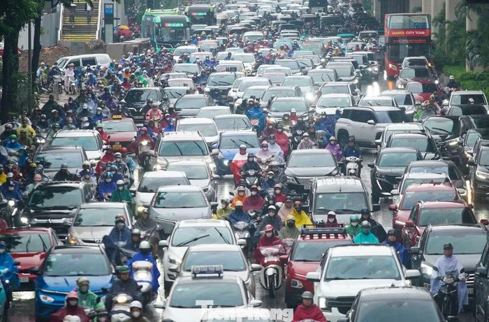 Trên đường Nguyễn Trãi hướng về Ngã Tư Sở, ôtô, xe máy nối dài, nhiều đoạn chỉ có thể nhích từng chút một.