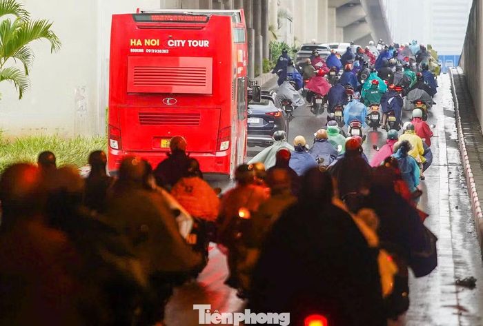 Tại hầm Vành đai 3 - Nguyễn Trãi, hướng vào trung tâm thành phố, dòng phương tiện ken kín các làn đường trong giờ cao điểm.
