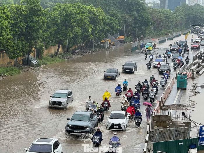 Theo Công ty TNHH MTV Thoát nước Hà Nội, tính đến 6h ngày 15/9, Cổ Linh và Đàm Quang Trung nằm trong số các tuyến xuất hiện úng ngập, đọng nước sau mưa lớn.