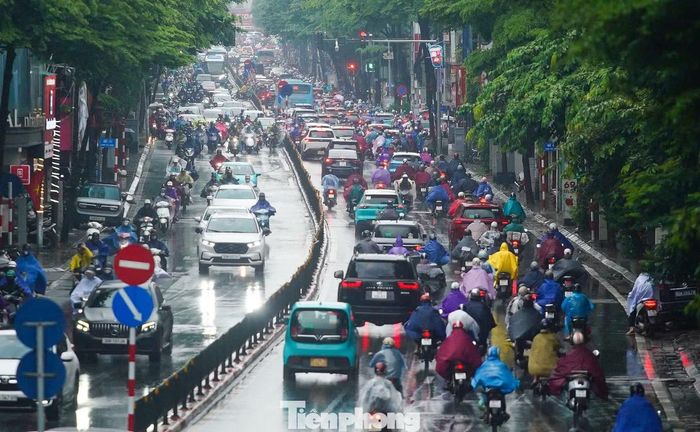 Ôtô, xe máy, đặc biệt tại khu vực cầu vượt và hướng về nút giao Tây Sơn - Chùa Bộc.
