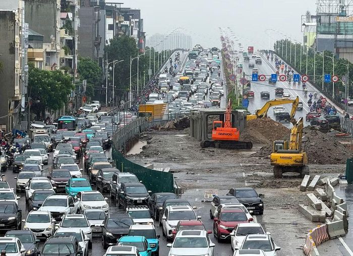 Ôtô, xe máy nối thành hàng dài, nhích từng đoạn tại nút giao Cổ Linh - Cầu Vĩnh Tuy.