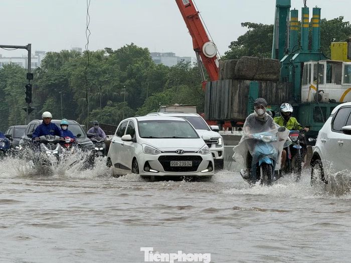 Khu vực đường Đàm Quang Trung, đoạn tiếp cận cầu Vĩnh Tuy, cũng ghi nhận tình trạng ùn ứ. Mặt đường ngập sau nhiều giờ mưa, cộng với lượng phương tiện tăng cao vào giờ đi làm khiến tốc độ lưu thông giảm đáng kể.