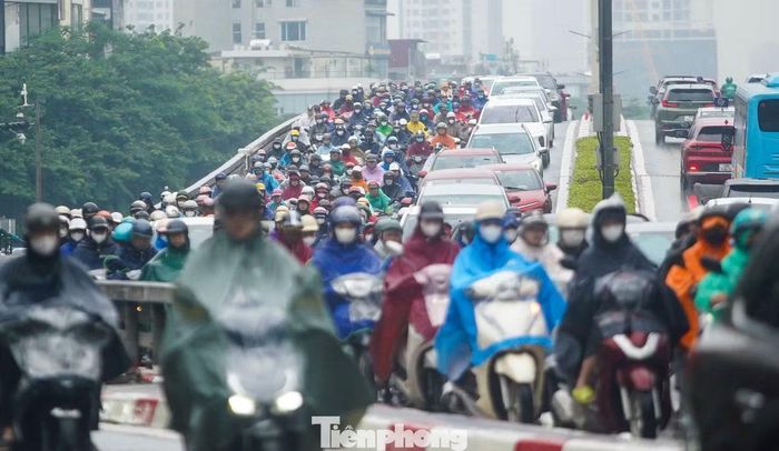 Cầu vượt Ngã Tư Sở hướng về Tây Sơn cũng kín đặc phương tiện, dòng xe ùn dài qua khu vực nút giao.