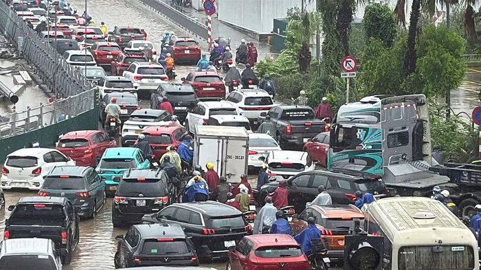 Ghi nhận khoảng 8h ngày 15/9, khu vực Cổ Linh - cầu Vĩnh Tuy ken đặc phương tiện, dòng xe từ nhiều hướng dồn về hướng chân cầu khiến giao thông khu vực ùn ứ.