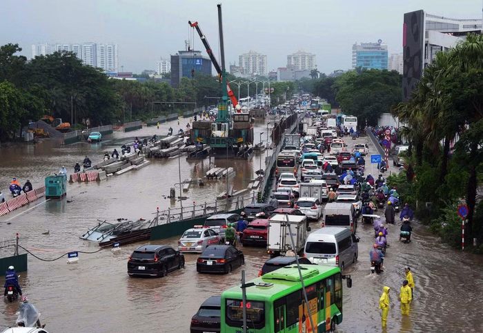 Khu vực đường Đàm Quang Trung trước AEON Long Biên phương tiện di chuyển khó khăn.