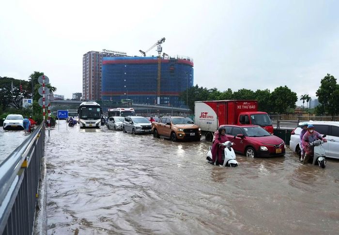 Hướng cầu Vĩnh Tuy đi Đàm Quang Trung nước ngập nửa bánh xe.
