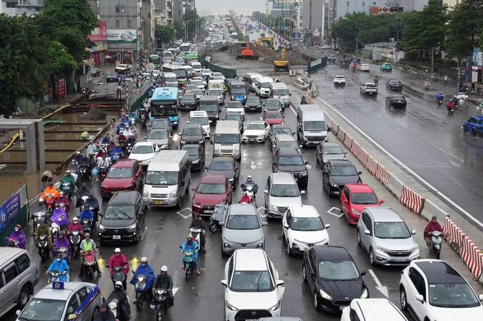 Rào chắn công trường tại khu vực lối xuống cầu Vĩnh Tuy, hướng đi Đàm Quang Trung khiến lòng đường thu hẹp.