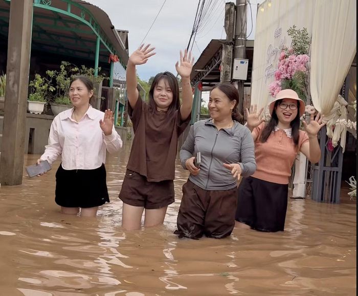  Người dân lội nước lũ đến nhà chú rể ăn tiệc cưới. Ảnh: Lê Phước Sanh 