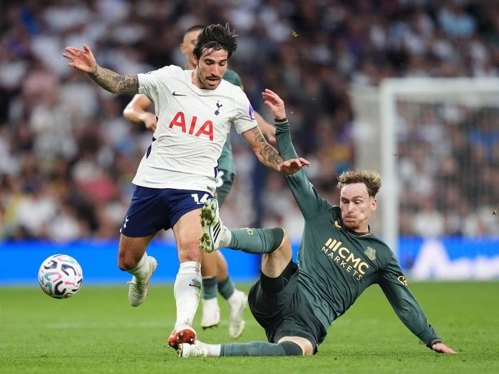 Tottenham (áo trắng) đang chịu áp lực lớn khi tịt ngòi cả 4 trận Premier League từ đầu mùa.