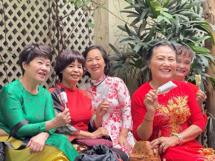 Nhóm bạn sinh viên đại học về 35 Tràng Tiền ăn kem và chụp ảnh lưu niệm.