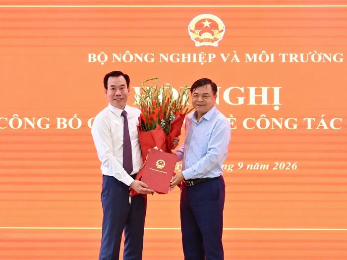 Thứ trưởng Nguyễn Hoàng Hiệp trao quyết định và chúc mừng ông Dương Đức Huy (áo trắng, bên trái). Ảnh: Kiều Chi.