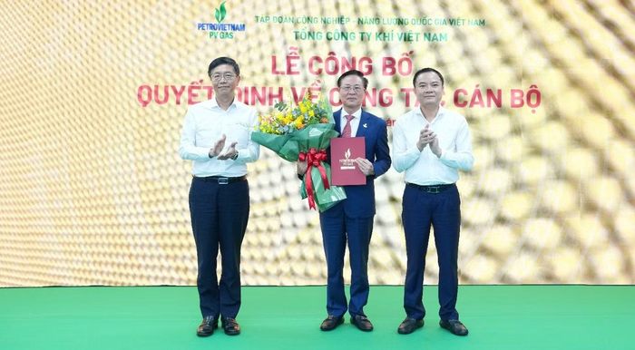 Ông Lê Ngọc Sơn – Bí thư Đảng ủy, Chủ tịch HĐTV Petrovietnam và ông Trần Quang Dũng – Phó Bí thư Đảng ủy Petrovietnam tặng hoa chúc mừng tân Chủ tịch HĐQT PV GAS
