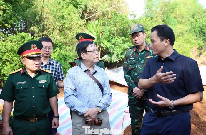 Lãnh đạo tỉnh Lào Cai và Bộ Chỉ huy Quân sự tỉnh trò chuyện với các cựu chiến binh và chỉ đạo công tác cất bốc hài cốt liệt sĩ.