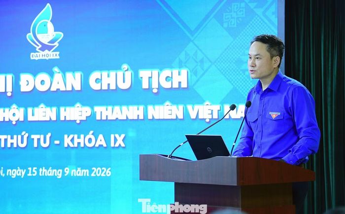 Anh Nguyễn Kim Quy trình bày các nội dung xin ý kiến. Ảnh: Xuân Tùng