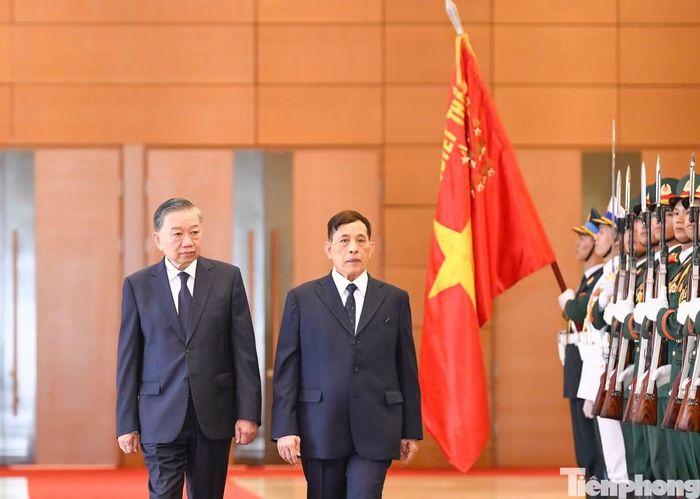 Tổng Bí thư, Chủ tịch nước Tô Lâm và Nhà vua Thái Lan Maha Vajiralongkorn duyệt đội danh dự. (Ảnh: Như Ý)