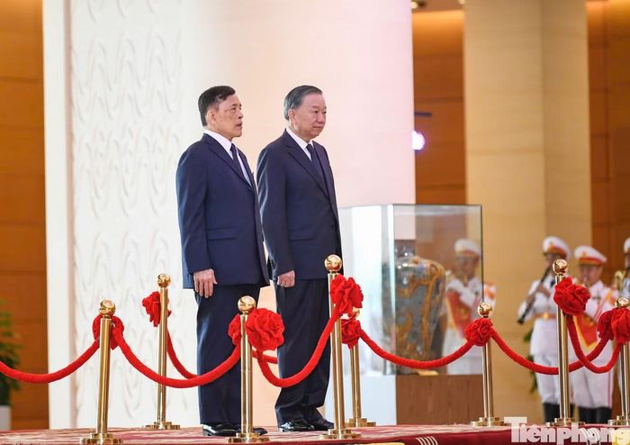 Tổng Bí thư, Chủ tịch nước Tô Lâm và Nhà vua Thái Lan Maha Vajiralongkorn Phra Vajiraklaochaoyuhua trên bục danh dự, thực hiện nghi lễ chào cờ. (Ảnh: Như Ý)