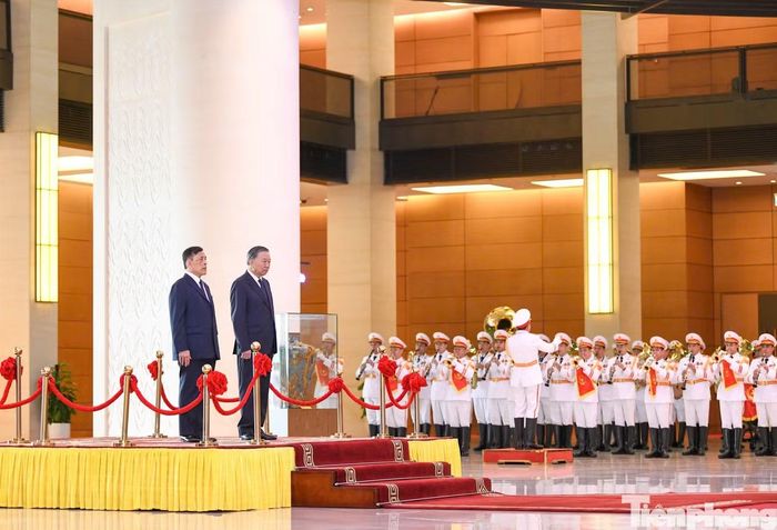 Tổng Bí thư, Chủ tịch nước Tô Lâm và Nhà vua Thái Lan Maha Vajiralongkorn Phra Vajiraklaochaoyuhua trên bục danh dự, thực hiện nghi lễ chào cờ. (Ảnh: Như Ý)