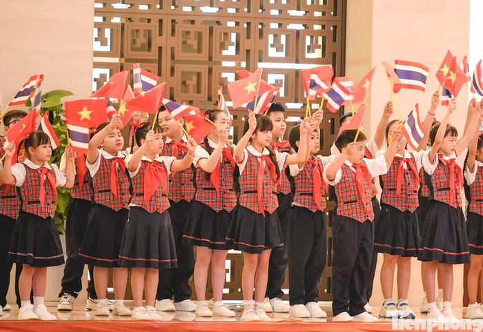 Các em thiếu nhi Hà Nội chào đón Nhà vua Thái Lan và Hoàng hậu. (Ảnh: Như Ý)