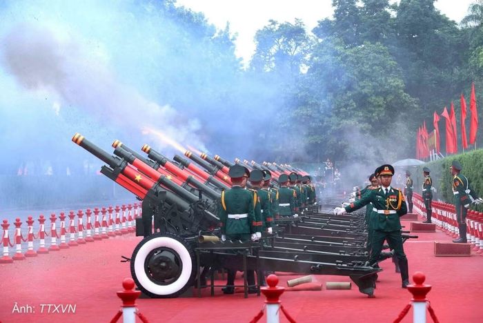 21 loạt đại bác được khai hỏa từ Hoàng thành Thăng Long để chào mừng Nhà vua và Hoàng hậu Thái Lan. Đây là nghi thức đón trang trọng nhất của Việt Nam dành cho lãnh đạo nước ngoài.