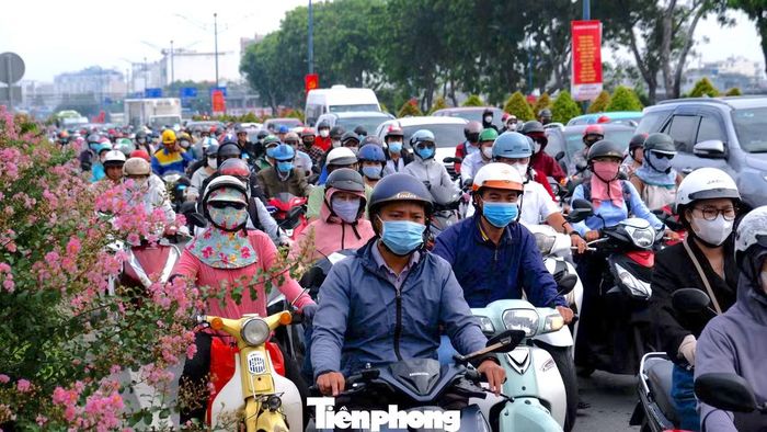 Đường Trường Chinh có mật độ phương tiện lưu thông đông đúc, thường xuyên ùn ứ vào giờ cao điểm. Ảnh: Hữu Huy.